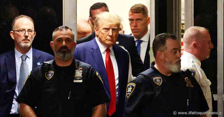 Donald Trump è in stato di arresto: ha chiesto la foto segnaletica. L’ex presidente in aula senza le manette: si dichiara “non colpevole”