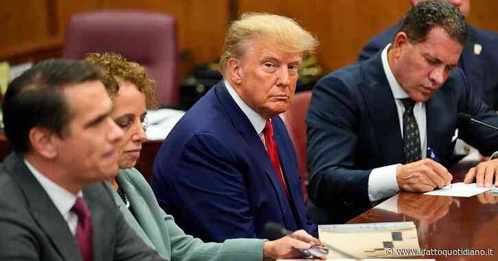 Donald Trump alla sbarra: in aula si dichiara ‘non colpevole’. I capi d’accusa: cospirazione, ha pagato 2 donne. Negate le foto segnaletiche