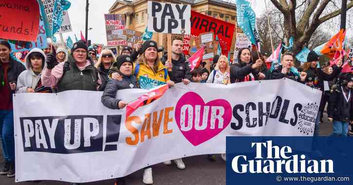 ‘The government hasn’t listened’: teachers in England criticise pay offer