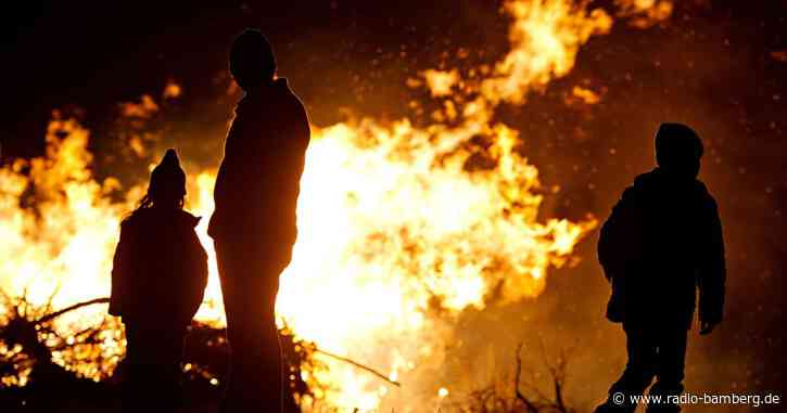 BUND: Osterfeuer vor dem Abbrennen umschichten