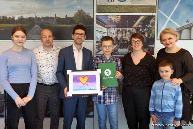 Twaalfjarige Jakub ontvangt internationale prijs voor tekening ‘Vredevolle steden’