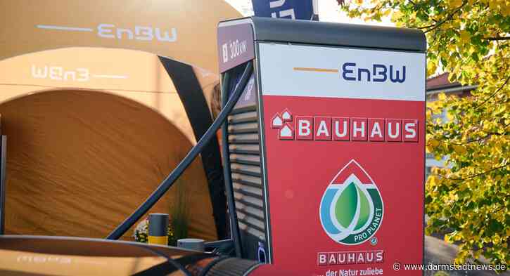 Ultraschnell laden und währenddessen entspannt einkaufen: BAUHAUS und EnBW nehmen in Darmstadt gemeinsam vier Schnellladepunkte für Elektroautos in Betrieb