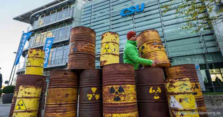 Greenpeace-Demo mit Atommüll-Fässern vor CSU-Zentrale