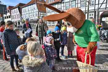 Warburg: Osterhase Maxi begleitet Rallye durch die Innenstadt