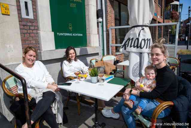 Temperaturen amper boven 10 graden, maar eerste zon doet Turnhoutse terrassen vollopen: “Eindelijk! Dit is het leven!”