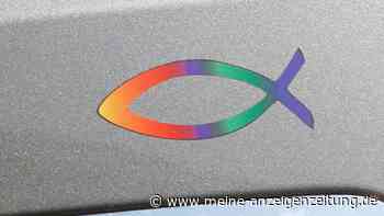 Fisch-Aufkleber am Auto: Wofür steht das Symbol mit den beiden gekrümmten Linien?