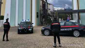 La coppia di ladri che ruba abiti all'outlet