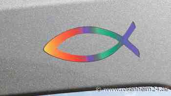 Fisch-Aufkleber am Auto: Wofür steht das Symbol mit den beiden gekrümmten Linien?