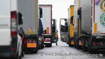 Auto rast in Stauende - drei Leichtverletzte, lange Sperrung