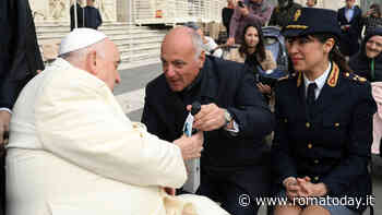 Il questore di Roma dona l'olio del Giardino della memoria di Capaci a Papa Francesco