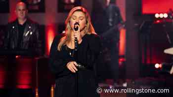 See Kelly Clarkson Cover Joni Mitchell’s ‘A Case of You’ With Only a Dulcimer Accompanying Her