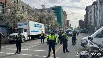 Vancouver police block East Hastings Street to begin removing encampment