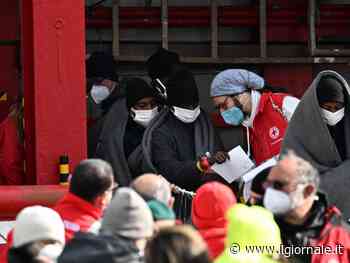 500 clandestini in una chiatta: la via di Londra all'immigrazione illegale