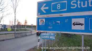 "Highway to climate hell": Klimaaktivisten bekleben Schilder zur A8