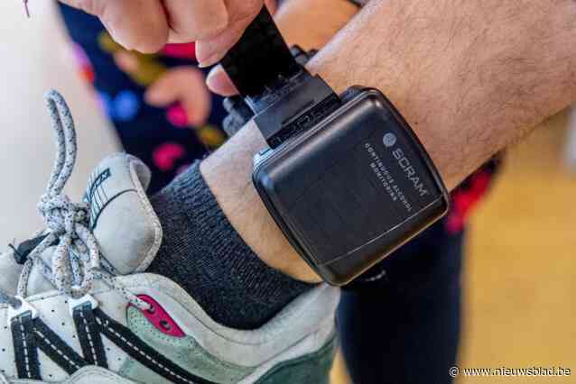 Man knipt enkelband door om vrouw te belagen met mes: “Stoppen sloegen door toen beste vriend met partner was gaan lopen”