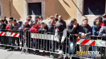 Moonswatch, mega fila in via del Corso. E c'è chi paga gli stranieri 50 euro per tenere il posto