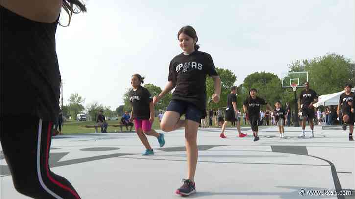 San Antonio Spurs help refurbish 5 basketball courts around Austin