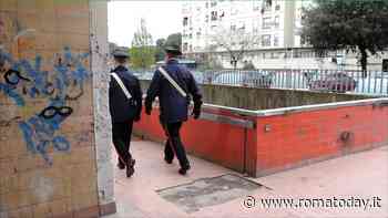 La droga pronta per lo spaccio nascosta dietro una piastrella