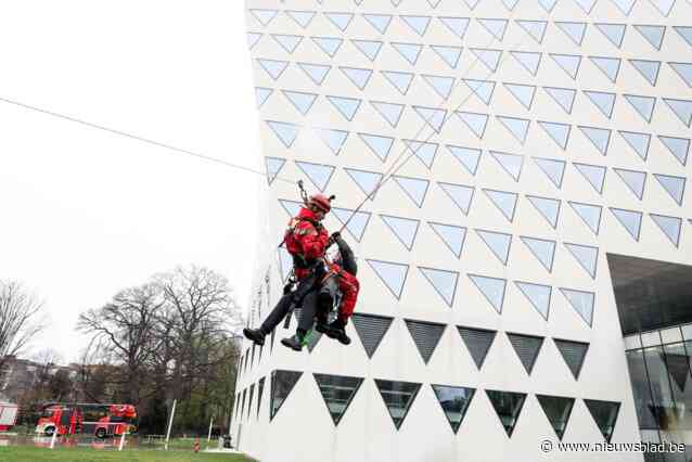 Duizelingwekkende oefening aan provinciehuis: brandweer redt glazenwasser op 48 meter hoogte