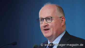 Zinsen: EZB-Chefvolkswirt Philip Lane rechnet mit weiterer Zinserhöhung im Mai