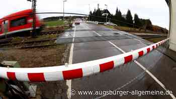 83-Jähriger fährt mit dem Auto gegen geschlossene Bahnschranke
