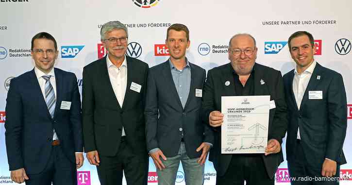 Sportverein auf dem Siegertreppchen