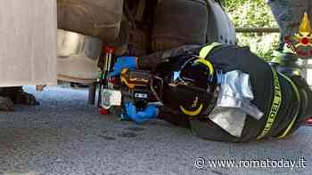 Incastrato con la gamba sotto le ruote di un camion, liberato dai vigili del fuoco