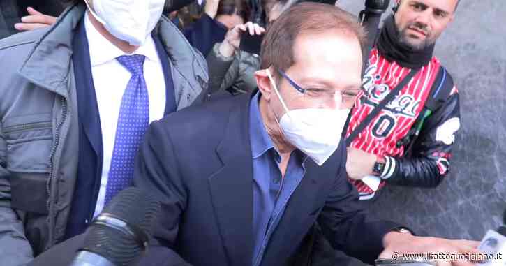 “Se mi dai il tuo numero te lo dico”. Così Paolo Berlusconi risponde alla cronista fuori dall’ospedale sulle condizioni del fratello