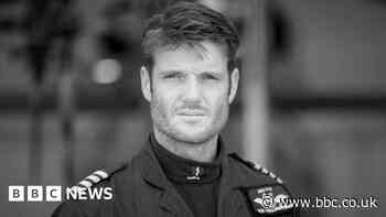 Wiltshire Air Ambulance pilot Rob Collingwood dies from cancer