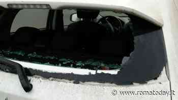 Ladri al parcheggio della stazione: spacca lunotto dell'auto e la svaligia