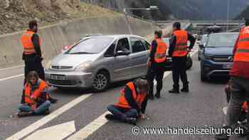 Polizei löst angeklebte Aktivisten los und trägt sie weg