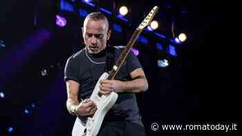 Eros, bentornato a Roma. I selfie tra la folla, gli amici sotto al palco e lo striscione per il nipote