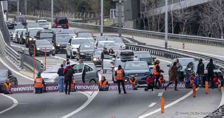Klimaaktivisten kleben sich im Osterstau auf Autobahn fest