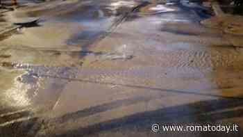 Si rompe una conduttura: allagata via Aurelia. Chiusa la strada