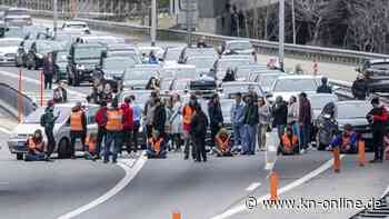 Schweiz: Klimaaktivisten kleben sich auf Autobahn fest - kilometerlanger Osterstau