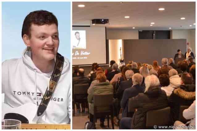 “Iedere keer dat ik je gitaar vastheb, zal je dicht bij mij zijn”: Volle zaal neemt afscheid van verongelukte Marco (19)