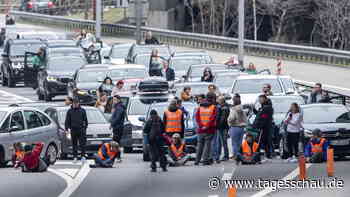 Klimaaktivisten blockieren Gotthardtunnel im Osterverkehr