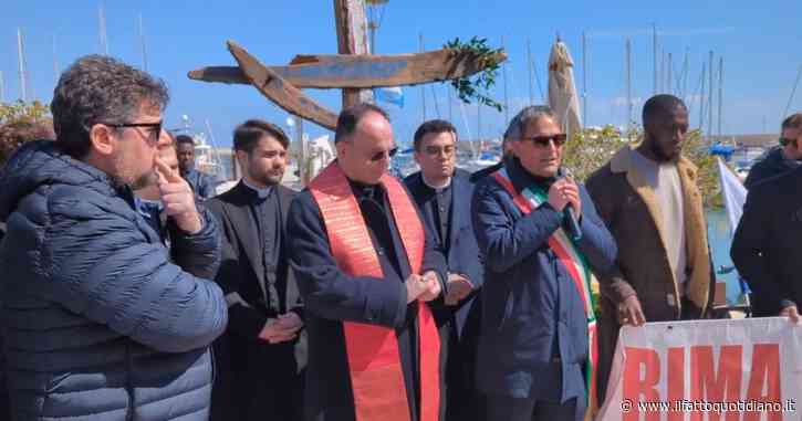 Il Venerdì Santo a Bisceglie dietro alla croce di Cutro: per Kalusha ‘il mare è tutta una vita’