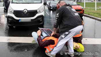 Gewalt gegen "Klimakleber" - ist das Notwehr?