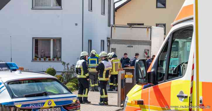 Bei Reparaturarbeiten: Mann unter Kleintransporter eingeklemmt
