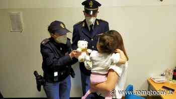 La polizia porta uova e peluche ai bambini di pediatria e oncologia