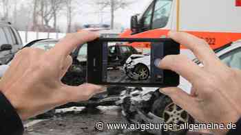 Stau nach Unfall auf B10: Gaffender Autofahrer muss Bußgeld zahlen