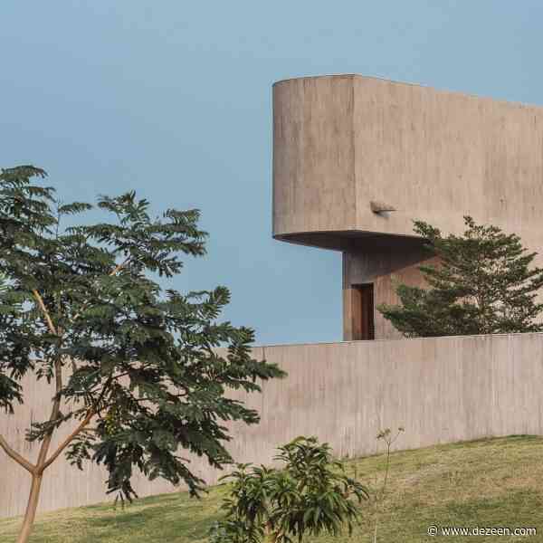 Design Ni Dukaan wraps "citadel-like" house in curved concrete wall