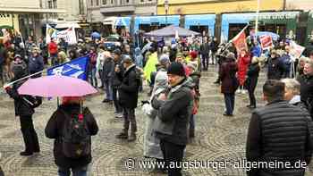 200 Personen setzen mit Ostermarsch in Augsburg ein Zeichen für Frieden
