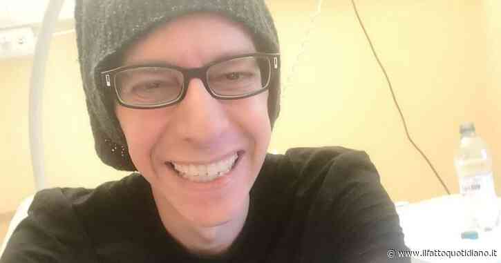 Giovanni Allevi, la foto e l’annuncio dall’ospedale: “Ho passato un anno durissimo ma secondo gli ultimi esami sto andando alla grande”