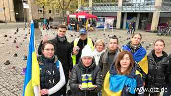 Ukrainer halten Mahnwache in Jena: Die Schuhe der getöteten Kinder