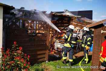 Espelkamp: Holzunterstand brennt ab