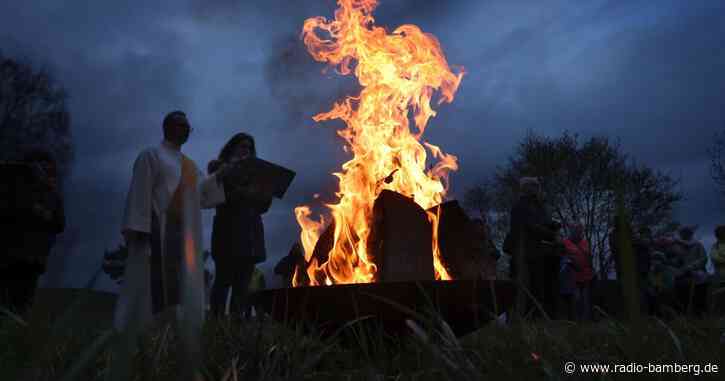 Osterfeuer erleuchten die Nacht in Bayern