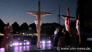 Beim Lebendigen Kreuzweg trotzen Zuschauer und Darsteller Regen und Kälte