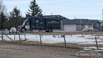 Rural acreage surrounded by police, RCMP as part of ongoing criminal investigation